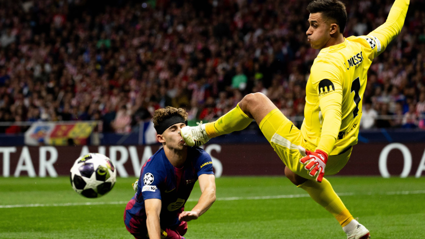 Patada de Musso a Fermín en el Atlético de Madrid - Barcelona