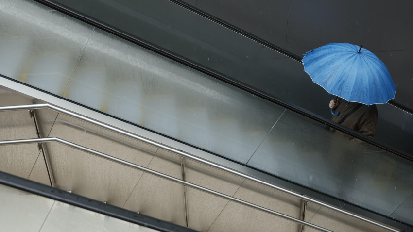 Una persona se protege de la lluvia con un paraguas