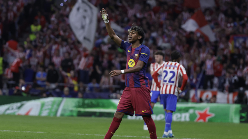 El delantero del FC Barcelona Lamine Yamal, durante el partido de vuelta de cuartos de final de Liga de Campeones que Atlético de Madrid y FC Barcelona disputan este martes en el estadio Metropolitano, en Madrid