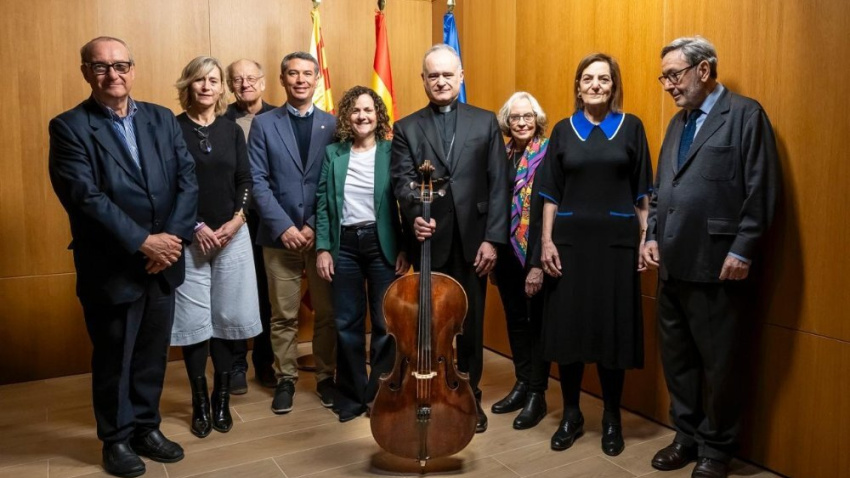 Comitiva institucional que ha recibido el violonchelo de Pau Casals