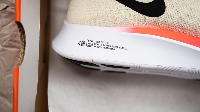 Detalle macro de la nueva suela profesional de Nike Zoom Fly FK con inserción de fibra de carbono de longitud completa y con amortiguación Nike React.