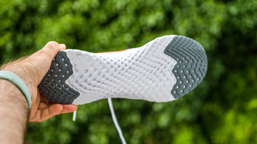 Un atleta muestra en su mano las nuevas zapatillas de running Nike Epic React Flyknit 2 con suela especial e inserción de carbono.