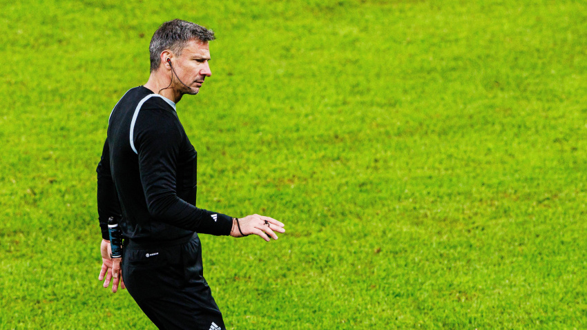 El árbitro Slavko Vincic durante un partido de selecciones esta temporada