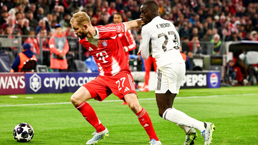Laimer y Mendy pelean por un balón durante la primera parte del Bayern - Real Madrid