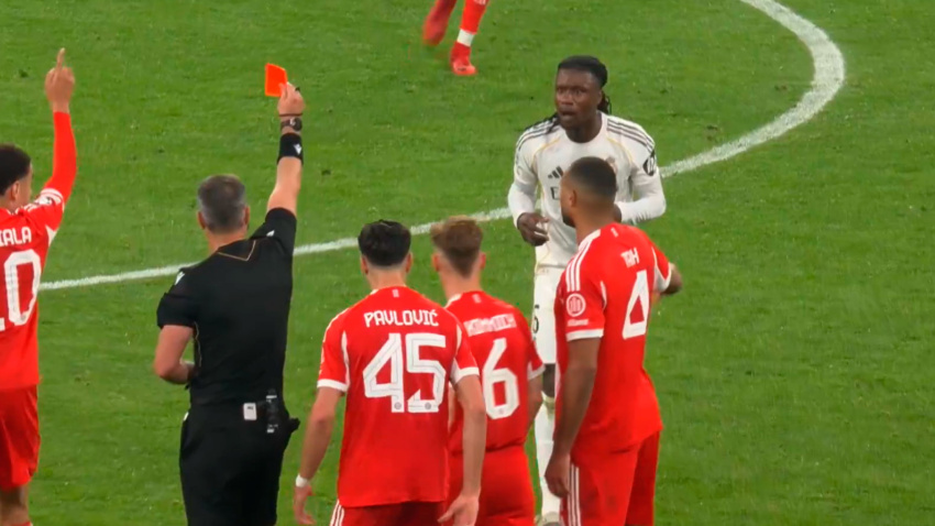 Momento de la expulsión a Camavinga en el Bayern-Real Madrid