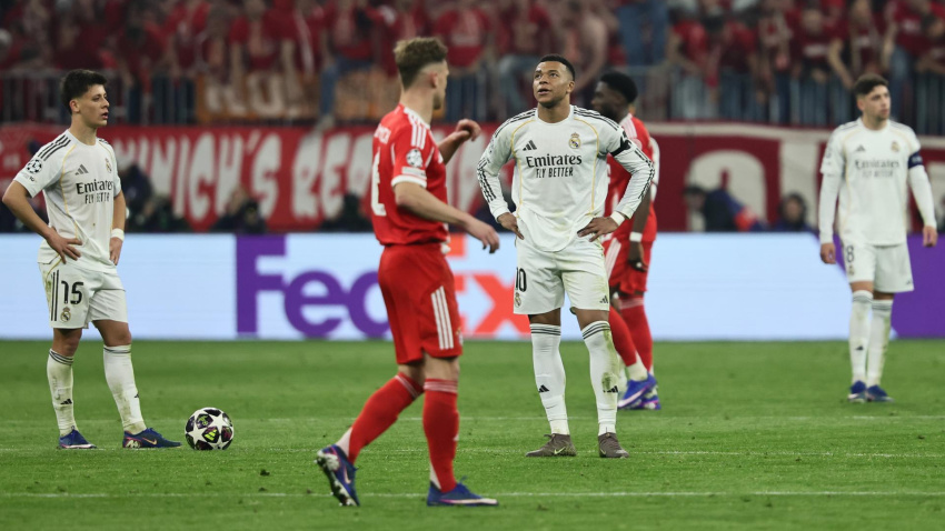 Los jugadores del Real Madrid, cabizbajos tras la eliminación en Champions