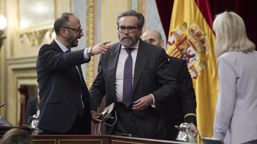 El vicepresidente primero del Congreso, Alfonso Rodríguez de Celis (i), y el diputado de Vox José María Sánchez (d)Jesús Hellín / Europa Press14/4/2026