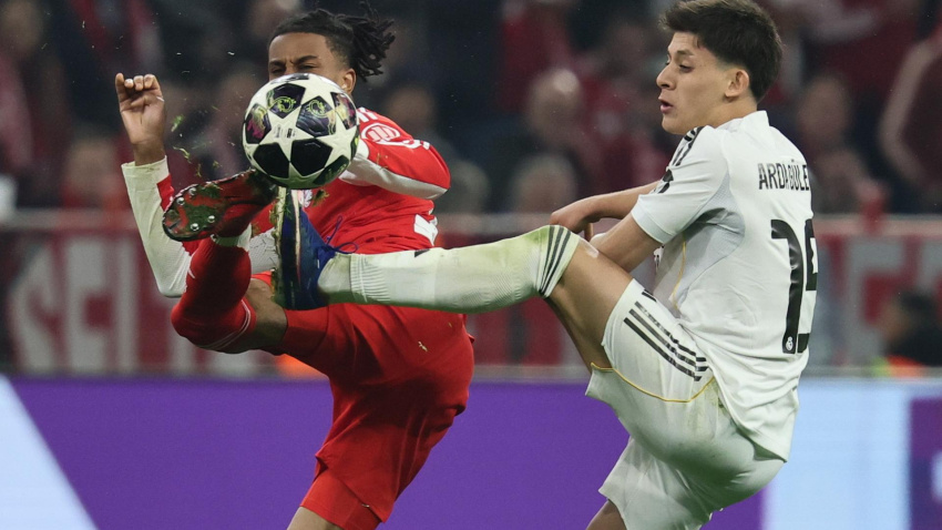 Arda Güler del Real Madrid (derecha) en acción contra Michael Olise del Bayern de Múnich durante el partido de vuelta de los cuartos de final de la Liga de Campeones de la UEFA entre el FC Bayern de Múnich y el Real Madrid, en Múnich.