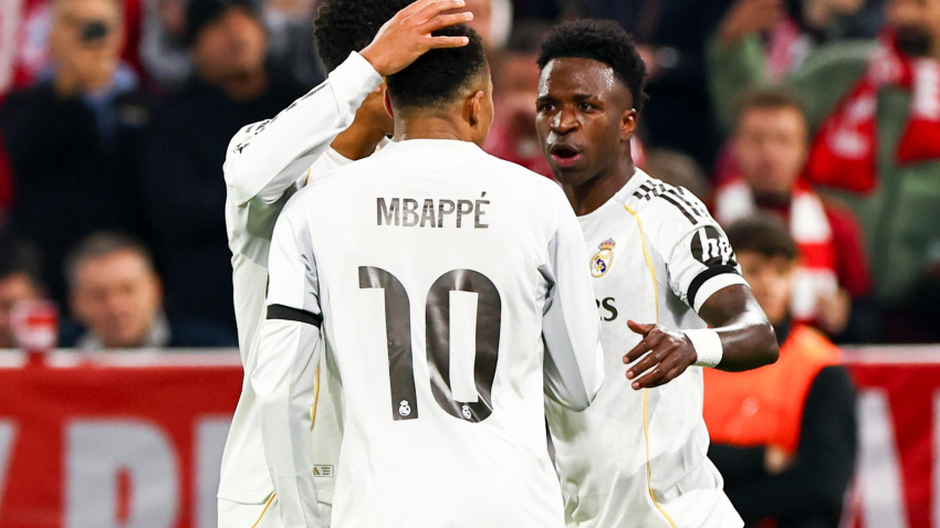 Kylian Mbappé (C) del Real Madrid celebra con sus compañeros Jude Bellingham (I) y Vinicius Junior (D) tras marcar el gol que puso el 2-3 en el marcador durante el partido de vuelta de los cuartos de final de la UEFA Champions League entre el FC Bayern Munich y el Real Madrid, en Múnich.