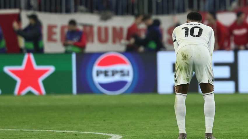 Kylian Mbappé, del Real Madrid, observa tras la derrota del FC Bayern de Múnich en el partido de vuelta de los cuartos de final de la Liga de Campeones de la UEFA, en Múnich.