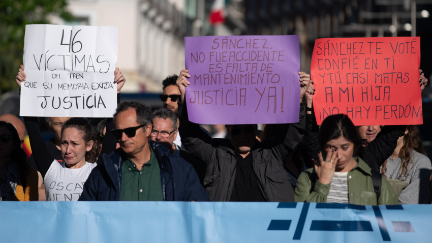 Manifestantes durante la concentración convocada por la Asociación Víctimas Descarrilamiento Adamuz frente al Congreso.