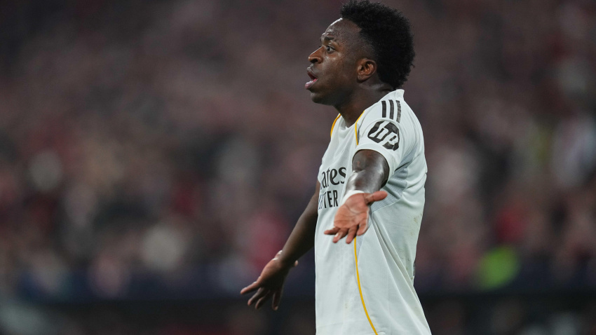 Vinicius Junior del Real Madrid hace un gesto durante el partido de la UEFA Champions League entre el Bayern de Múnich y el Real Madrid.