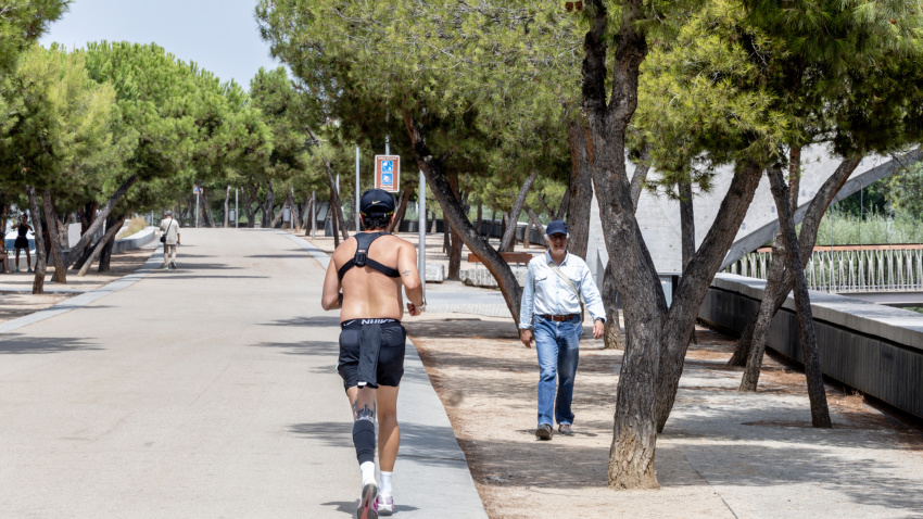Un hombre sin camiseta hace deporte en plena ola de calor en Madrid