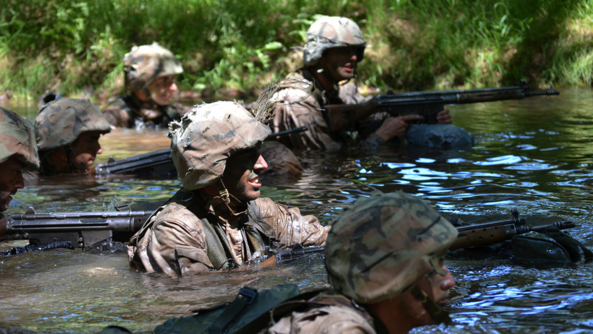 Ejercicio de la Guardia Real para superar obstáculos