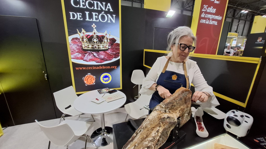La directora técnica de la IGP Cecina de León, Raquel Factor, corta cecina en el Gourmets 2026