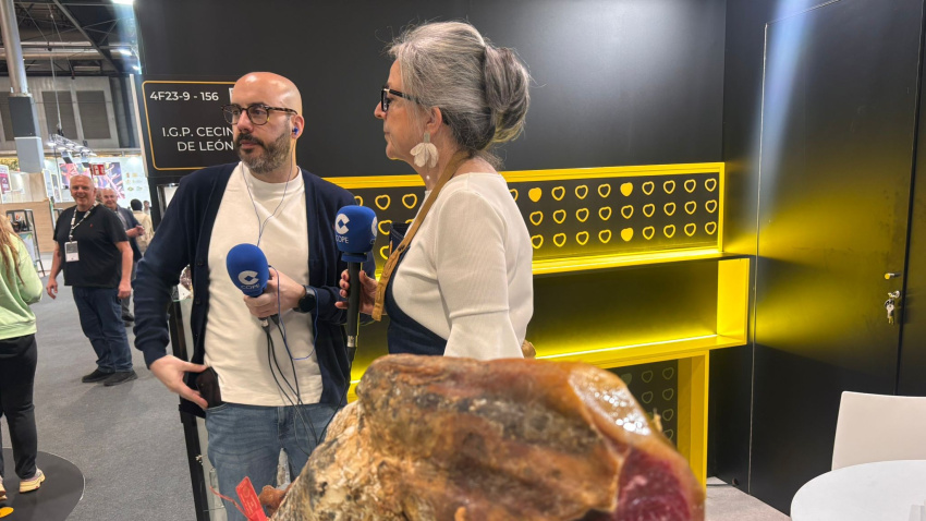 La directora técnica de la IGP Cecina de León, Raquel Factor, en el especial de COPE en el Gourmets
