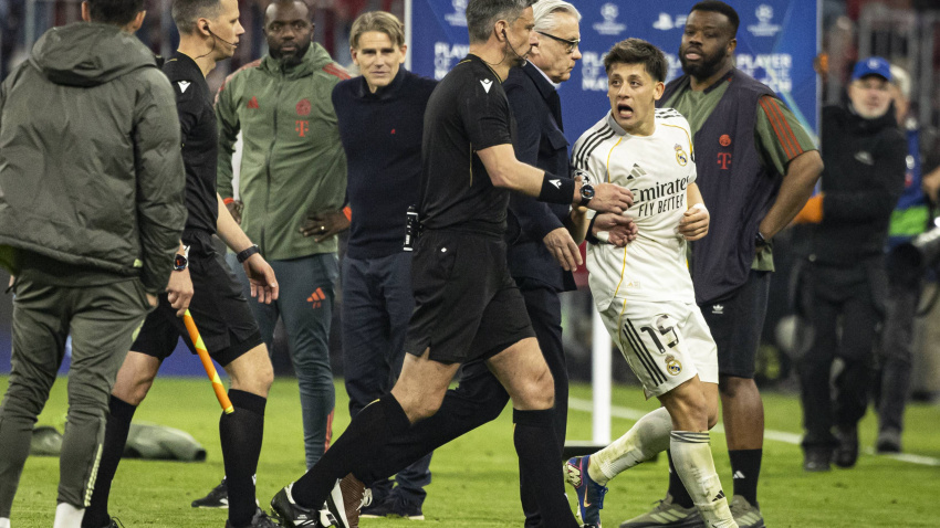 Arda Güler protesta a Vincic tras el pitido final del partido en Múnich.