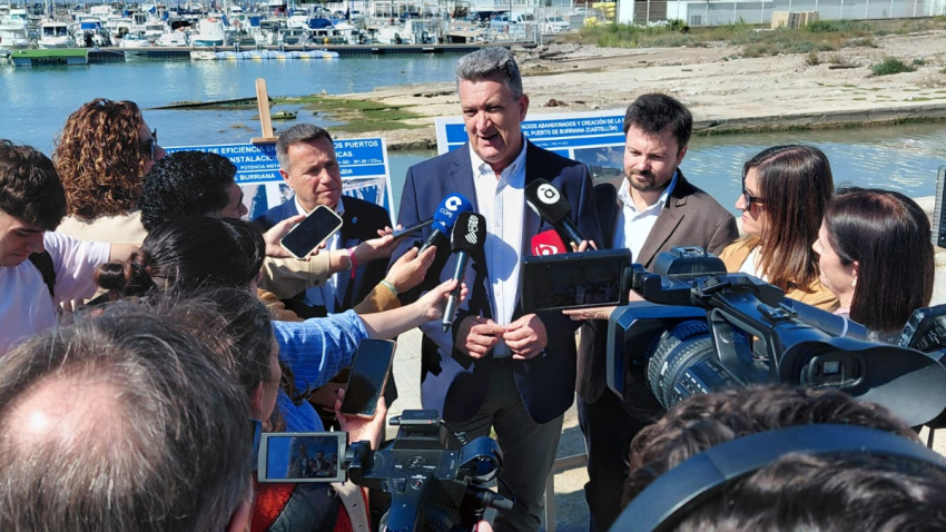 El vicepresidente de la Generalitat Valenciana, Vicente Martínez Mus, junto al alcalde de Burriana, al lado de lo que será la nueva plaza Varadero.