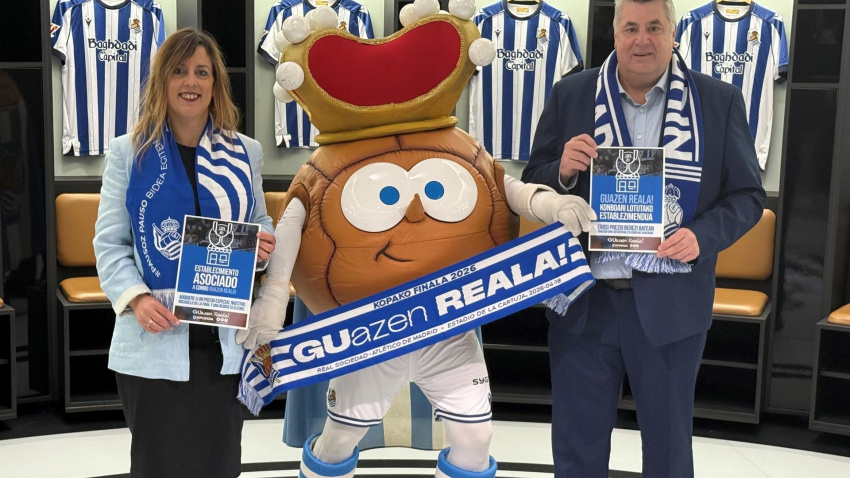 La diputada de Deportes, Goizane Álvarez y Mikel Ubarretxena, presidente de los hosteleros de Gipuzkoa