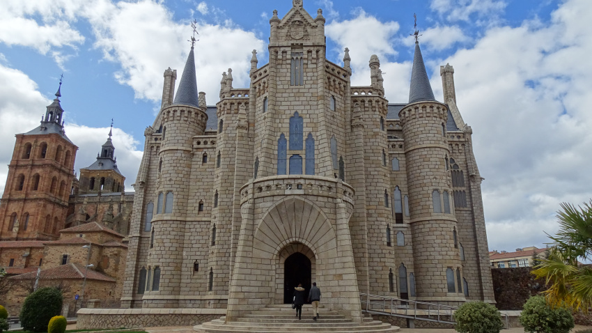 Fachada principal del Palacio de Gaudí en Astorga