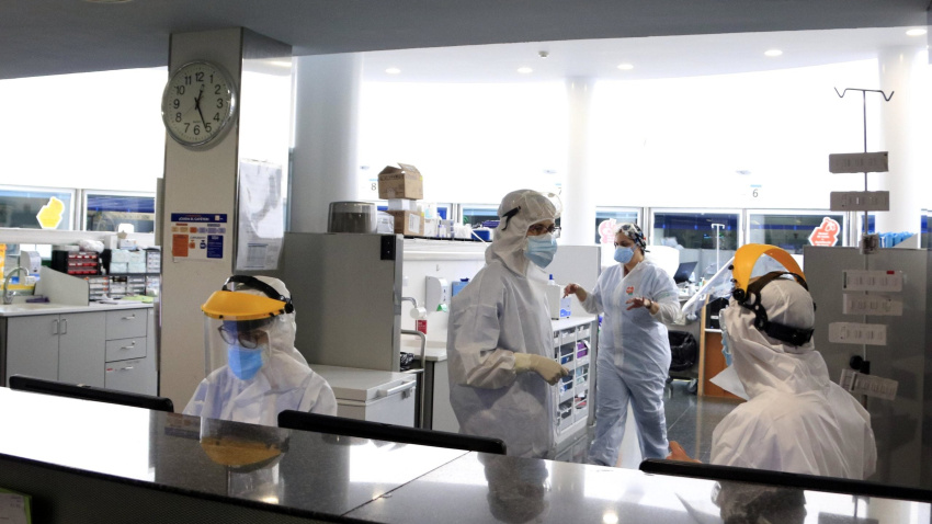 Profesionales trabajan la UCI del Hospital del Mar en Barcelona