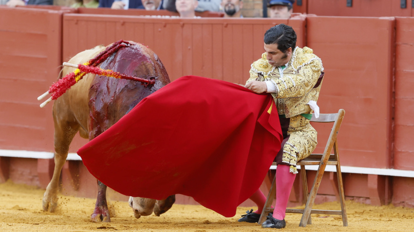 Inicio de faena de Morante de la Puebla al cuarto toro de Álvaro Núñez