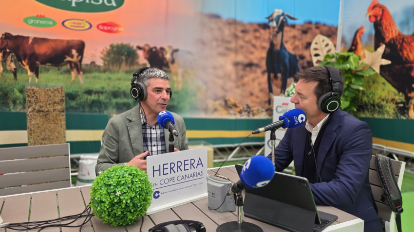 Narvay Quintero, Consejero de Agricultura (d) y Roberto González (i) en un momento de Hererra en COPE Canarias