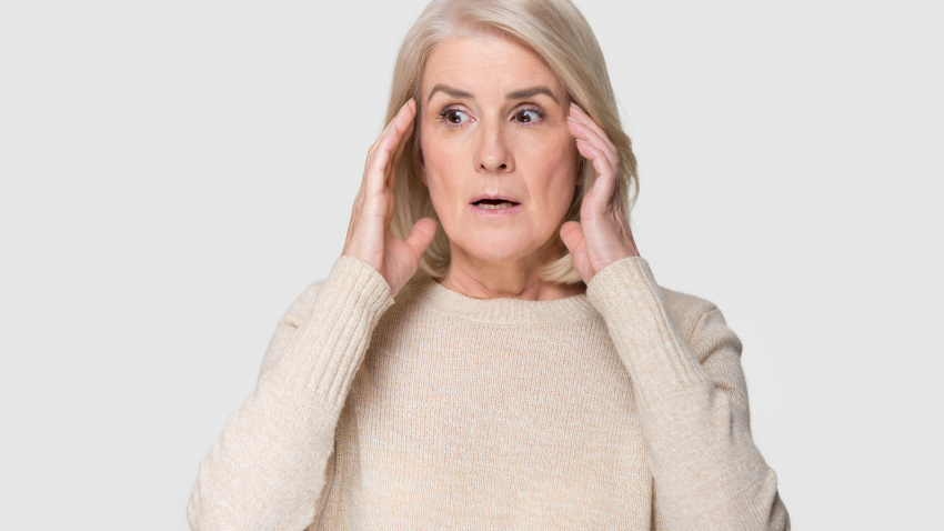 Mujer que se lleva las manos a la cabeza