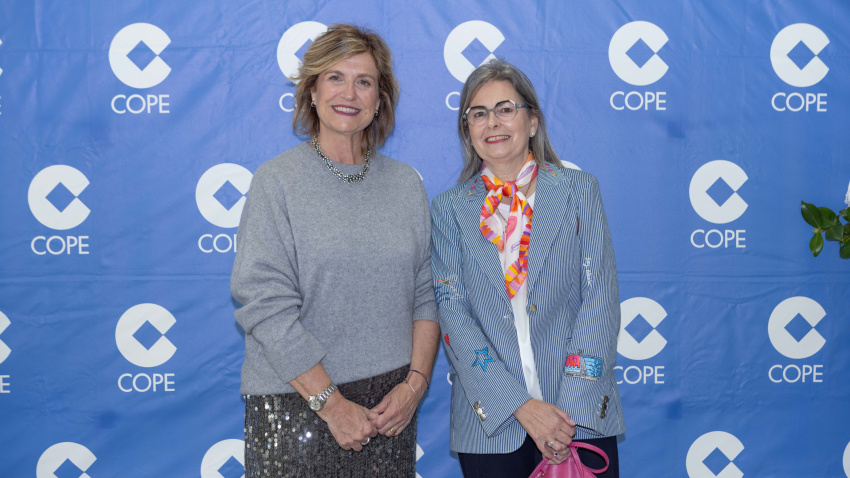 La premiada Elena Entrialgo (a la derecha) junto a la directora de COPE Euskadi, Ana González