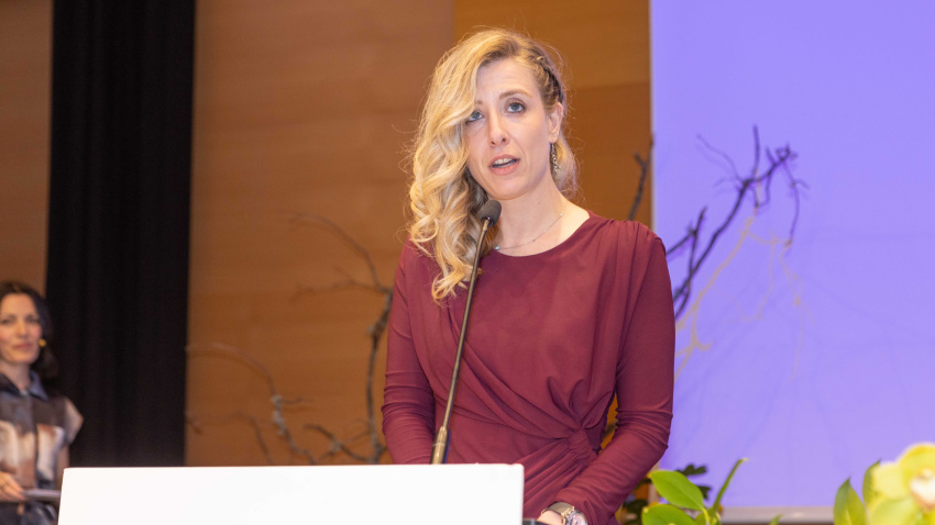 La directora general de Suanayes, Maialen Campos, agradece el premio