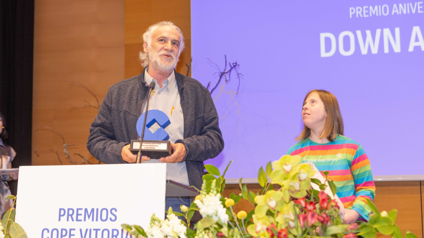 El director de la asociación y una usuaria se encargaron de recoger el galardón