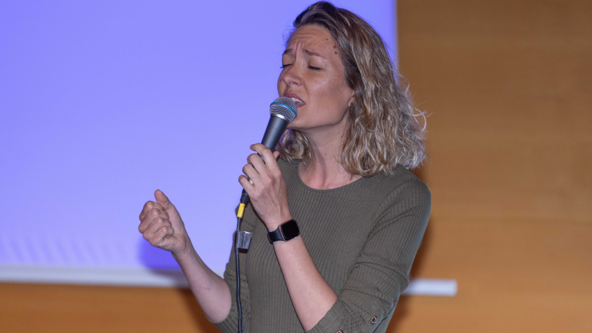 La cantante Mónica Durán cerró con su voz el acto