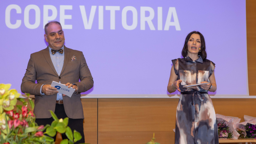 Los conductores de la gala, Roberto Arrillaga y Elisa López