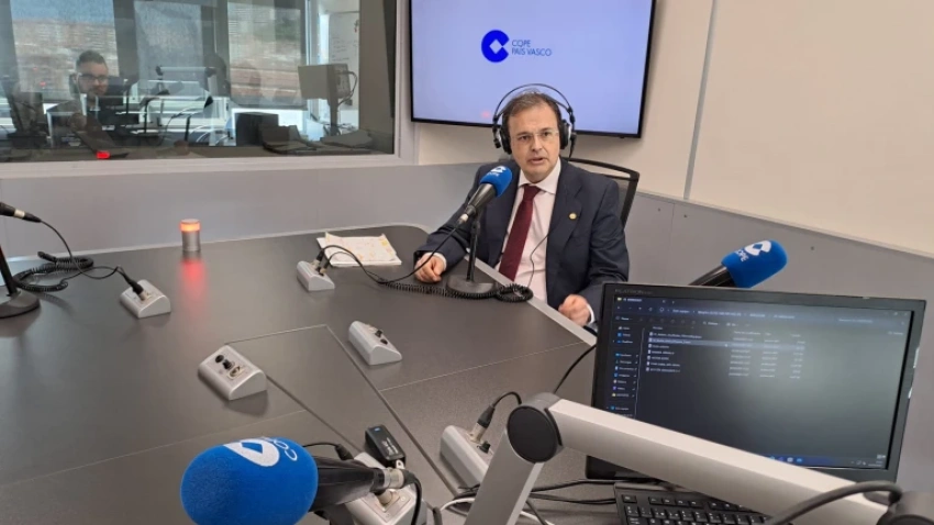 Alberto Martínez, consejero vasco de Sanida, en una visita a COPE Euskadi