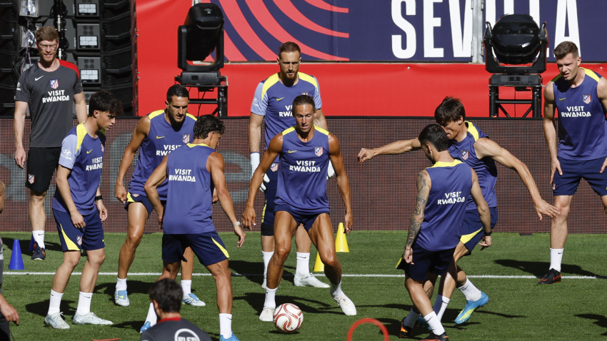 Los jugadores del Atlético de Madrid se ejercitan en La Cartuja