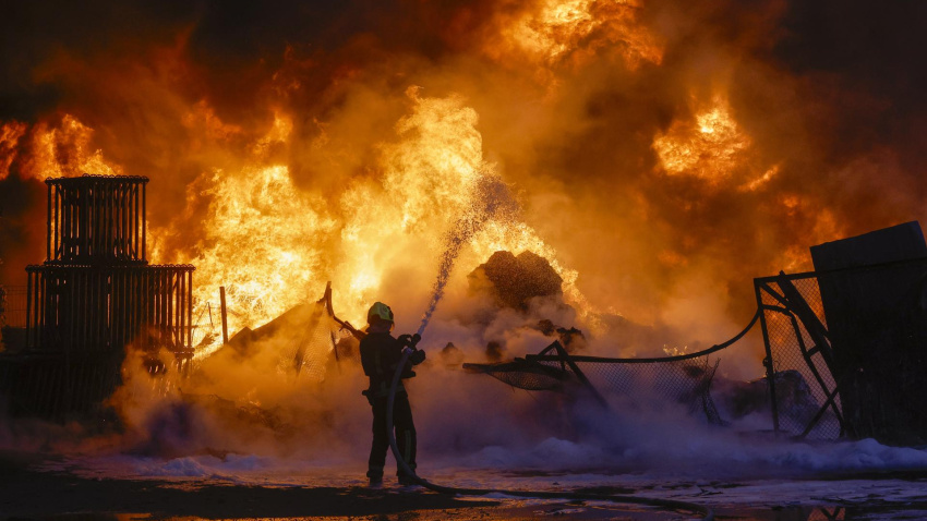Equipos de rescate ucranianos trabajan en el lugar del ataque ruso contra un almacén civil en Kiev, Ucrania