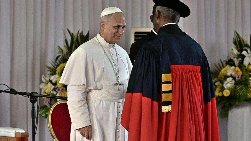 El Papa León XIV (i) tiene un encuentro con estudiantes y profesores universitarios de la Universidad Católica de África Central en Douala, Camerún