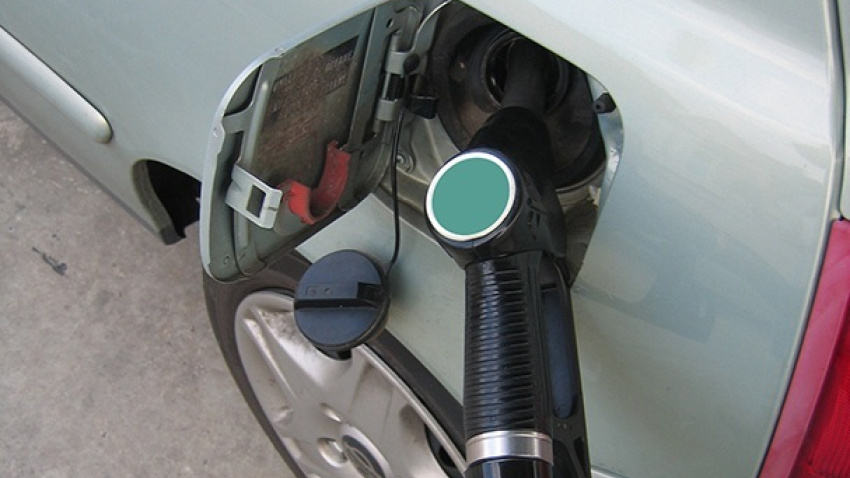 Un coche repostando gasolina en una gasolinera