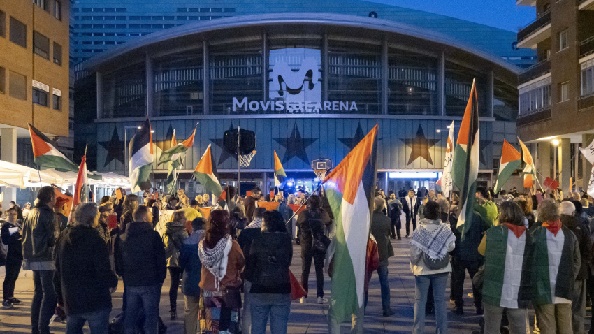Aficionados Propalestinos protestan en la puertas del Movistar Arena antes del Real Madrid-Hapoel.