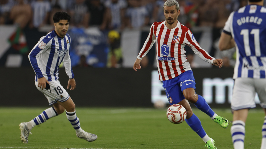 El delantero francés del Atlético de Madrid, Antoine Griezmann (d), con el balón ante el centrocampista de la Real Sociedad, Carlos Soler, durante la final de la Copa del Rey que enfrenta a Atlético de Madrid y Real Sociedad este sábado en el estadio de L
