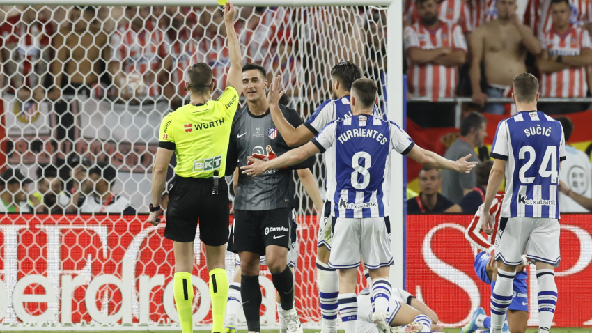 Alberola Rojas amonesta a Musso tras cometer el penalti sobre Guedes