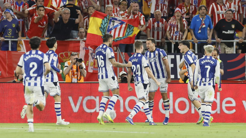 Los jugadores de la Real Sociedad celebran el segundo gol del equipo donostiarra durante la final de la Copa del Rey que enfrenta a Atlético de Madrid y Real Sociedad este sábado en el estadio de La Cartuja, en Sevilla.