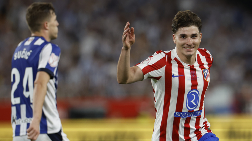 El delantero del Atlético de Madrid, Julián Álvarez, celebra el segundo gol del equipo rojiblanco durante la final de la Copa del Rey que enfrenta a Atlético de Madrid y Real Sociedad este sábado en el estadio de La Cartuja, en Sevilla. EFE/Julio Muñoz.
