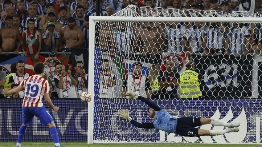 Unai Marrero detiene el lanzamiento de Julián Álvarez en la tanda de penaltis ante el Atlético de Madrid