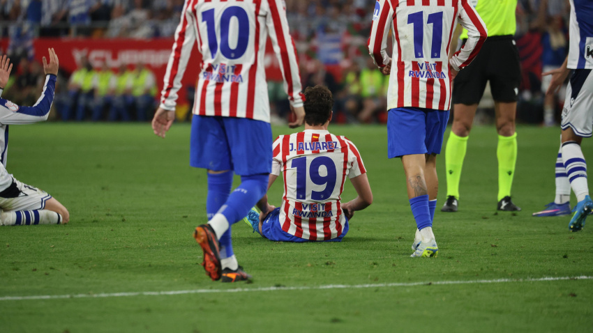 Julián Álvarez, en el césped durante el Atlético-Real Sociedad, final de la Copa del Rey