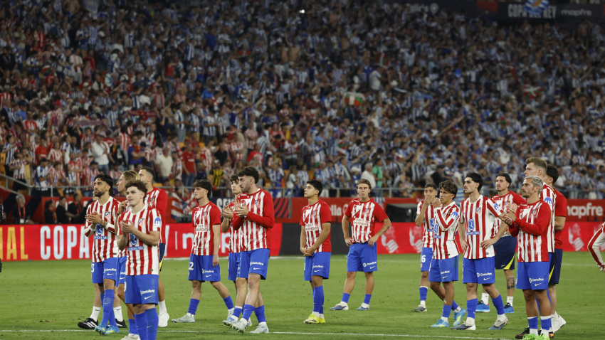 Los jugadores del Atlético de Madrid, cabizbajos tras la derrota en la final de la Copa del Rey