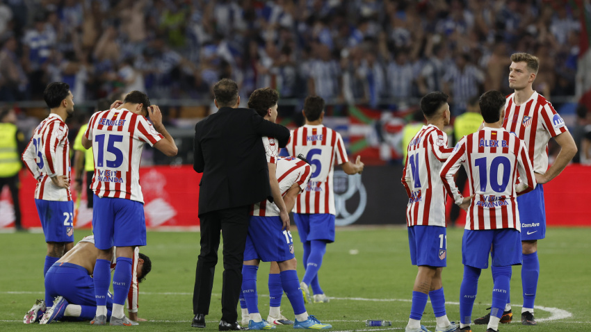Simeone consolando a Julián Álvarez