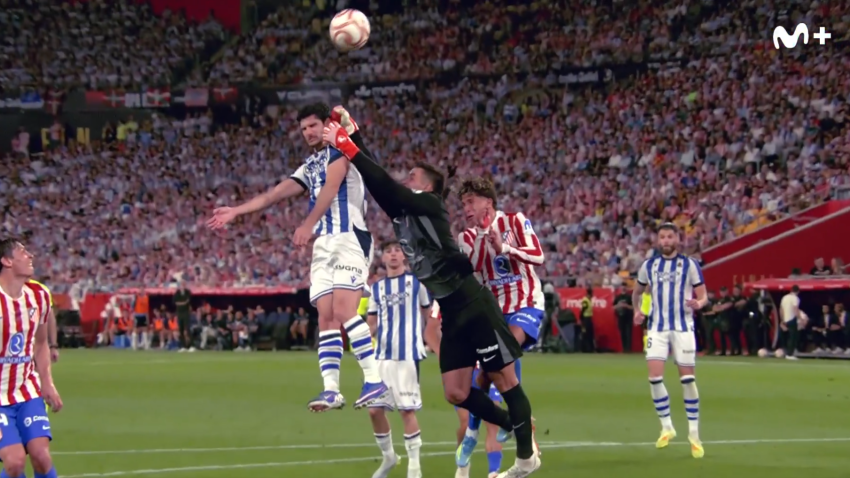 Fragmento de la jugada en la que Musso golpea a Guedes y que acabó en penalti.