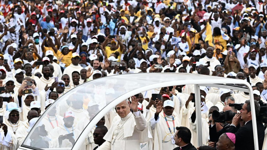 Kilamba (Angola), 19/04/2026.- Pope Leo XIV arrives to lead Holy Mass at Kilamba, Angola, 19 April 2026. The Pope is on an eleven-day apostolic journey to Africa, with stops in Algeria, Cameroon, Angola, and Equatorial Guinea. (Papa, Camerún, Guinea Ecuatorial, República Guinea) EFE/EPA/LUCA ZENNARO