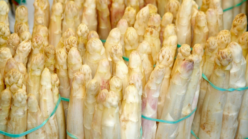 Espárragos blancos a la venta en un mercado de Barcelona
